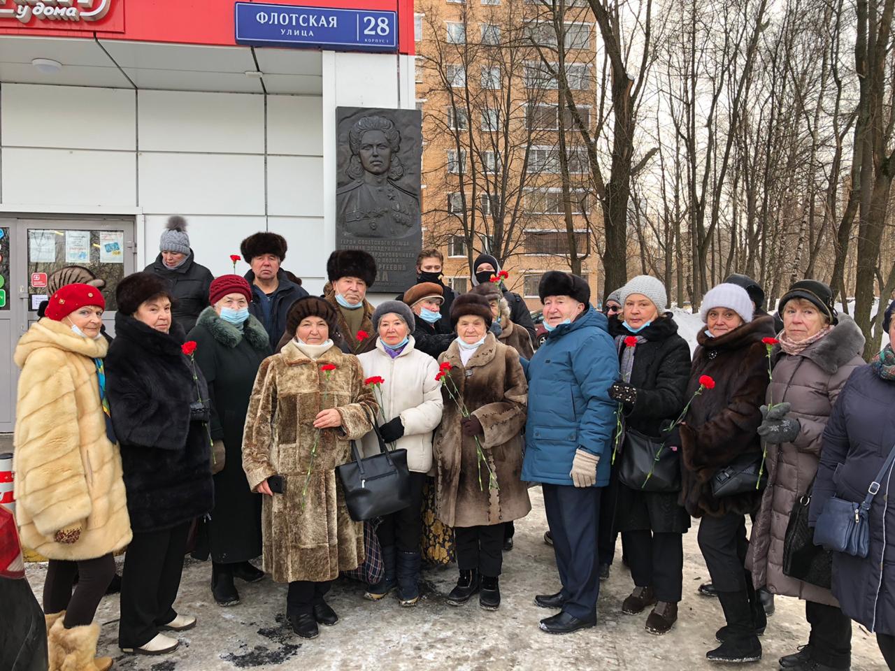 Полка для возложения цветов к мемориальной доске