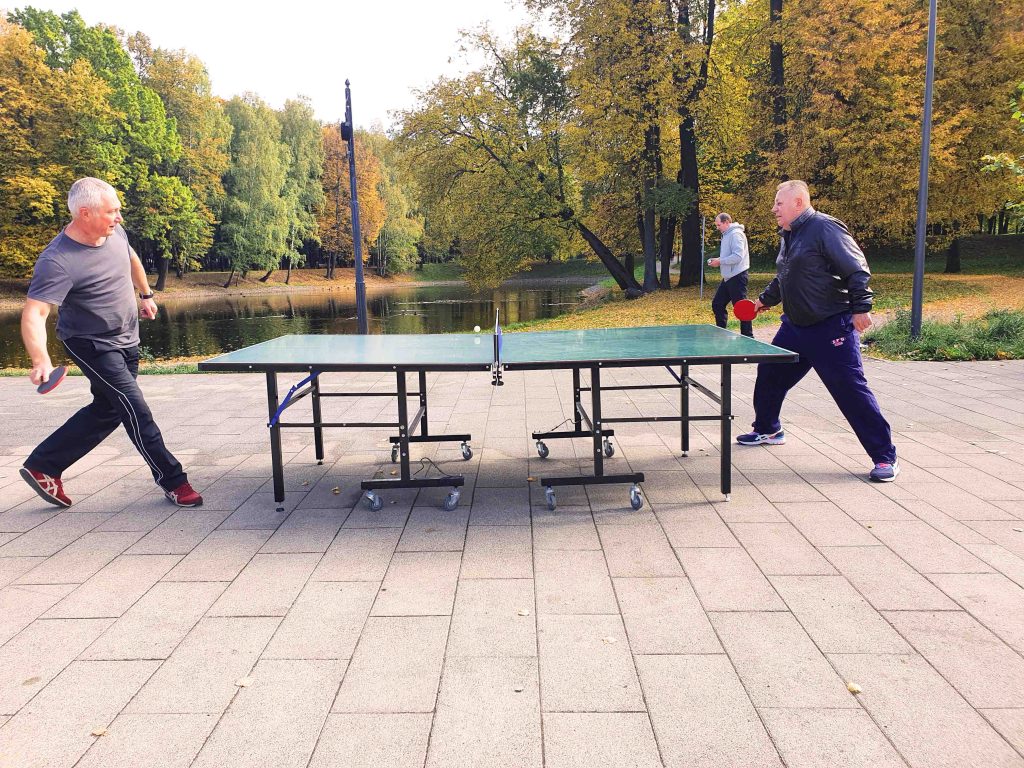 Настольный теннис на улице. Настольный теннис в Балатовском парке. Настольный теннис в парке в парке. Пинг-понг в парке. Играют в теннис в парке.