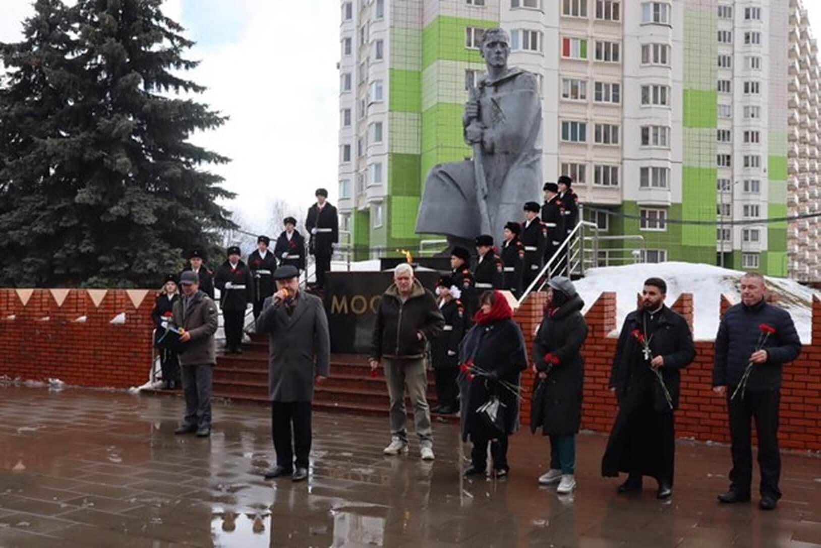 Москва день защитника. Лыткарино памятник защитникам Отечества. Защитники Москвы. Памятник защитникам Москвы на Синявинской д.11.